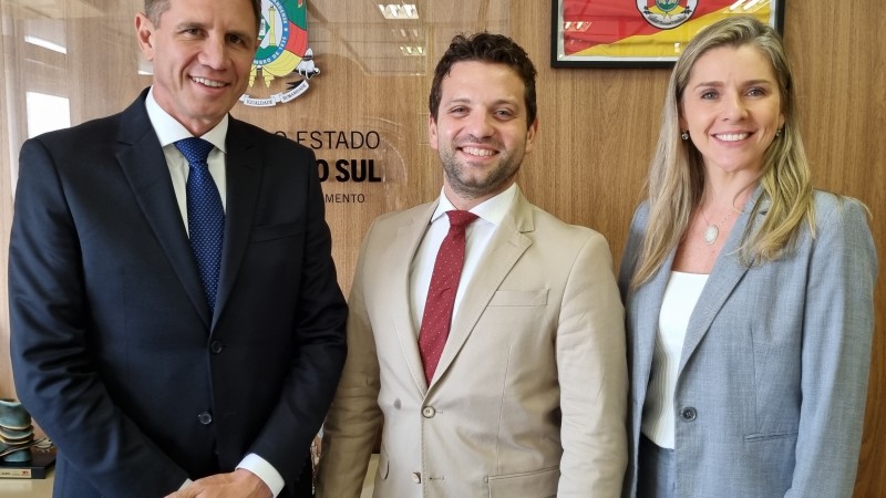 Da esquerda para direita, secretário Ernani Polo, cônsul Valerio Caruso e a advogada Stepahnia Puton