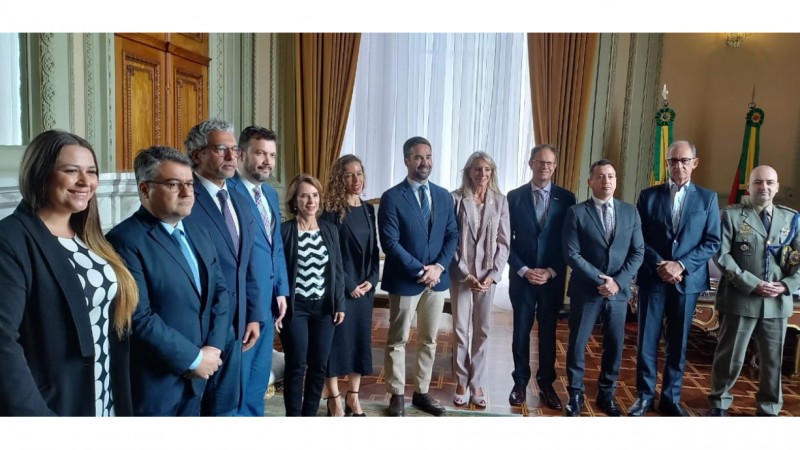 Autoridades brasileiras ao lado da Embaixadora dos Estados Unidos Elizabeth Bagley.