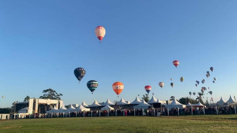 Balões no céu festival de balonismo