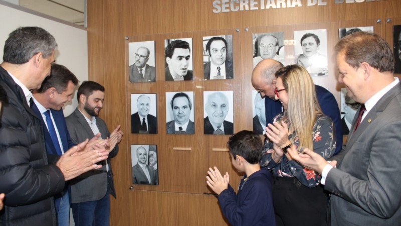 Autoridades acompanham o descerramento da foto do ex-secretário Joel Maraschin.