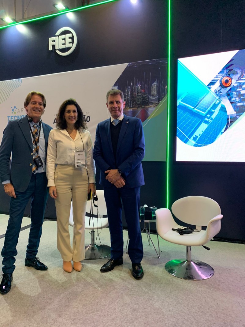 Diretor regional da Abinee, Régis Sell Haubert, secretária Simone Stülp e secretário Ernani Polo, na FIEE, em São Paulo