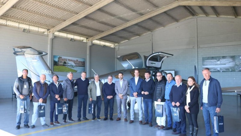 Autoridades posam no hangar junto com o Diamond DA62