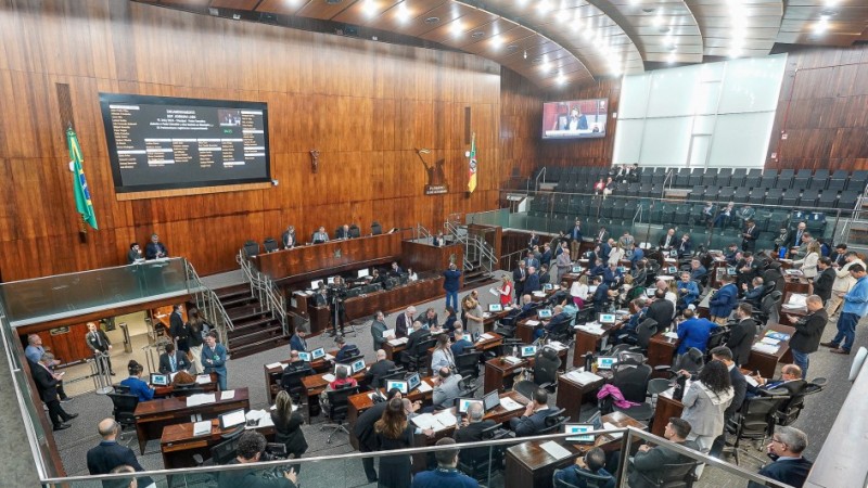 Durante a manhã, deputados aprovaram 13 projetos enviados pelo Executivo