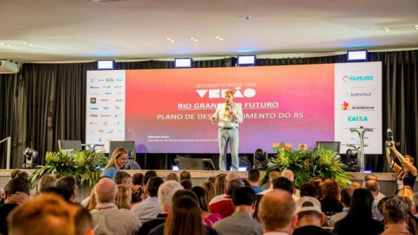 Foto do secretário Ernani Polo palestrando na Assembleia de Verão da Famurs