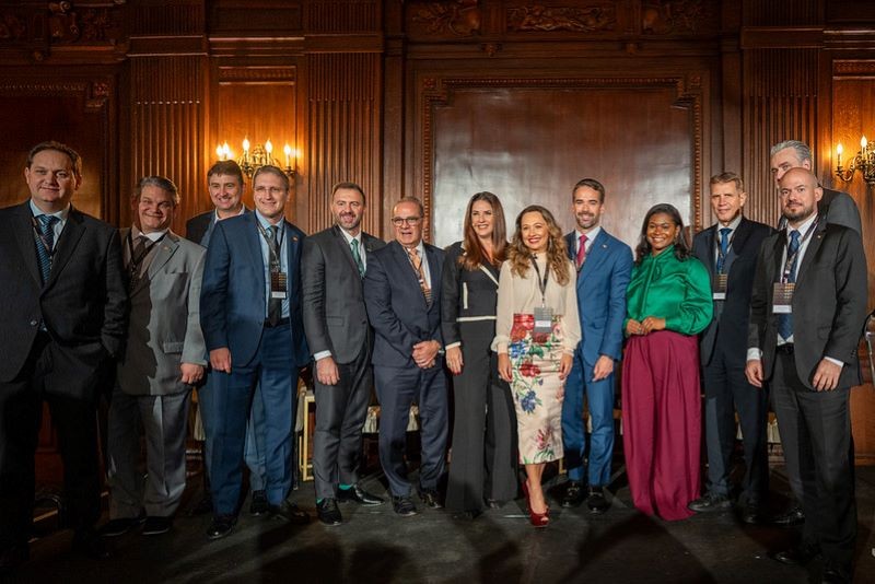 Grupo de pessoas vestidas elegantemente posa para a foto