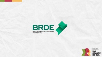 Imagem com fundo branco texturizado e a logomarca do BRDE no centro em verde
