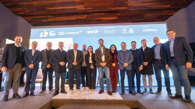 Um grupo de pessoas possa para a foto