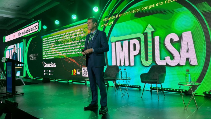 Secret&aacute;rio Ernani Polo palestrando. Ao fundo se l&ecirc; "Impulsa"