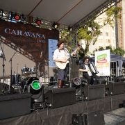 Músicos se apresentam num palco externo