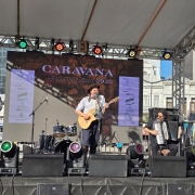 Músicos se apresentam em palco externo