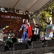 Músicos se apresentam em palco externo