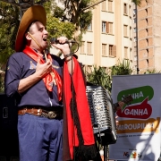 Músicos se apresentam em palco externo