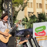Músicos se apresentam em palco externo