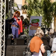 Músicos se apresentam em palco externo