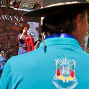 Músicos se apresentam em palco externo