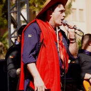 Músicos se apresentam em palco externo