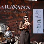 Músicos se apresentam em palco externo