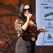 Músicos se apresentam em palco externo