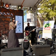 Músicos se apresentam em palco externo
