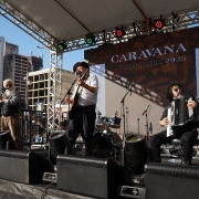 Músicos se apresentam em palco externo