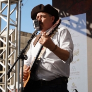 Músicos se apresentam em palco externo