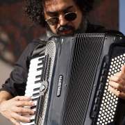 Músicos se apresentam em palco externo