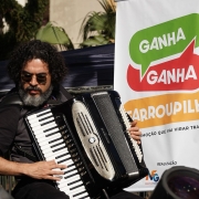 Músicos se apresentam em palco externo