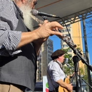 Músicos se apresentam em palco externo