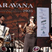 Músicos se apresentam em palco externo