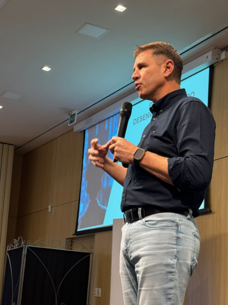 foto do secret&aacute;rio ernani polo falando ao microfone
