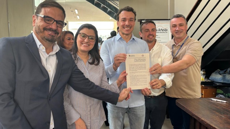 Grupo de pessoas segurando um documento