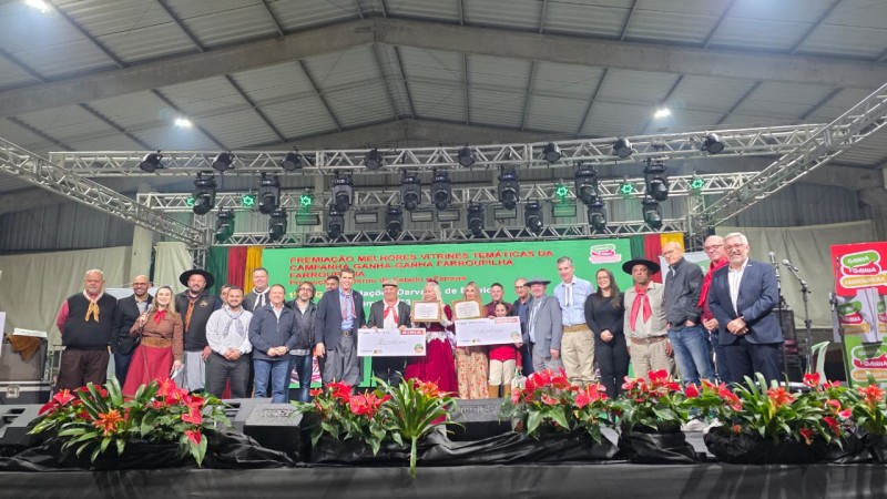 Foto de diversas pessoas em um palco