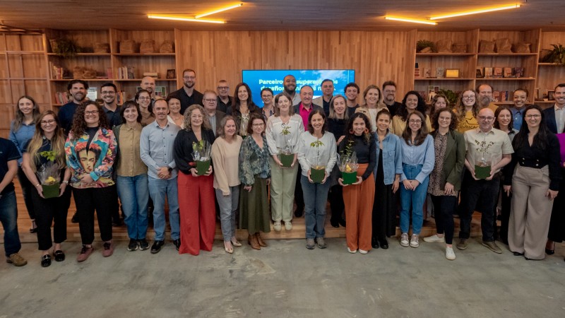 Um grande grupo de pessoas posa para a foto