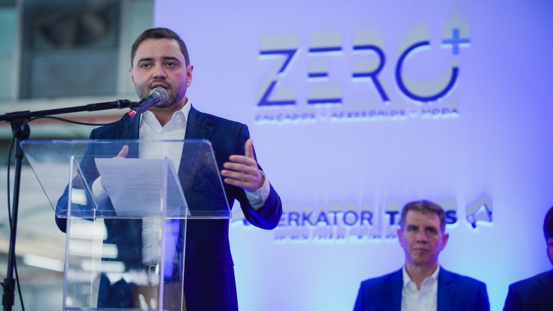 Homem fala ao microfone atr&aacute;s de um pulpito