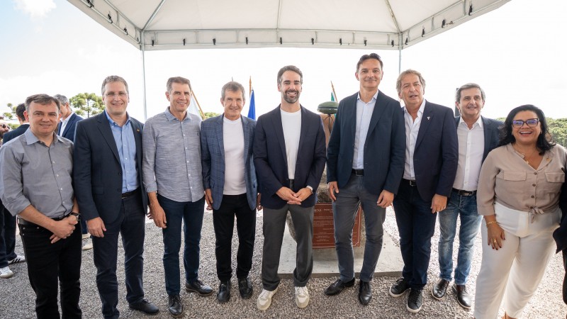 gruo de pessoas de p&eacute; posa para foto