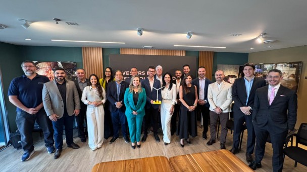 foto de um grupo de pessoas de p&eacute;, posando para a foto