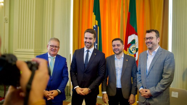 foto do secret&aacute;rio Ranolfo Vieira Junior, com o governador Eduardo Leite, o vice-governador Gabriel Souza e o secret&aacute;rio Artur Lemos.