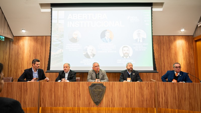 foto de uma mesa de reuni&otilde;es com cinco homens sentados