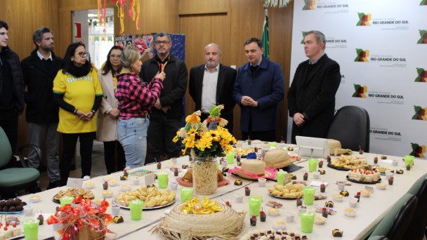 Foto de pessoas em uma festa junina,em um escrit&oacute;rio