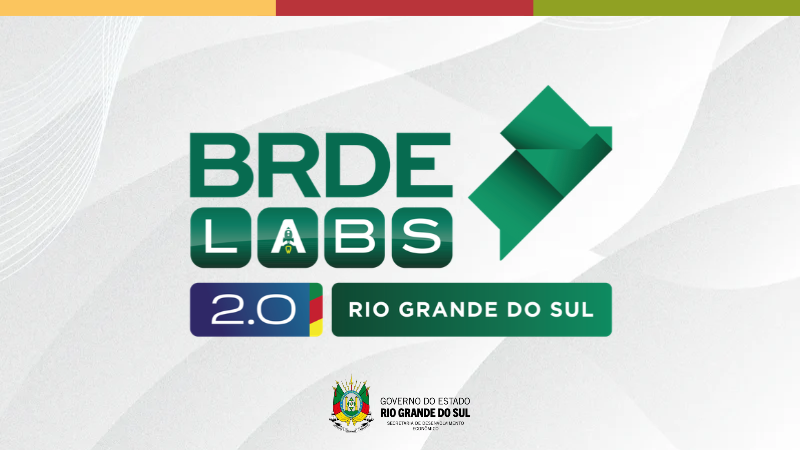Card institucional com fundo cinza claro e formas geom&eacute;tricas abstratas em tons de cinza. No centro da imagem est&aacute; a identidade visual do programa BRDE Labs 2.0 Rio Grande do Sul. O nome &ldquo;BRDE&rdquo; aparece em letras verdes mai&uacute;sculas, seguido da palavra &ldquo;LABS&rdquo; em blocos verdes com cantos arredondados. Ao lado, h&aacute; um elemento gr&aacute;fico geom&eacute;trico em verde formado por dobraduras estilizadas.

Abaixo, uma faixa azul exibe o texto &ldquo;2.0&rdquo;, acompanhada de detalhes nas cores verde, vermelha e amarela. Ao lado, uma faixa verde cont&eacute;m a inscri&ccedil;&atilde;o &ldquo;RIO GRANDE DO SUL&rdquo; em letras brancas.

Na parte superior do card h&aacute; uma barra horizontal dividida nas cores amarelo, vermelho e verde. Na parte inferior aparece o bras&atilde;o do Estado e a assinatura institucional do Governo do Estado do Rio Grande do Sul e da Secretaria de Desenvolvimento Econ&ocirc;mico. N&atilde;o h&aacute; pessoas na imagem.