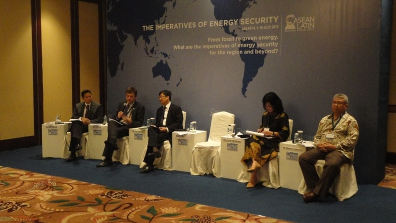 2012071112364715-marcus-coester-com-vice-ministro-de-energia-em-painel.jpg