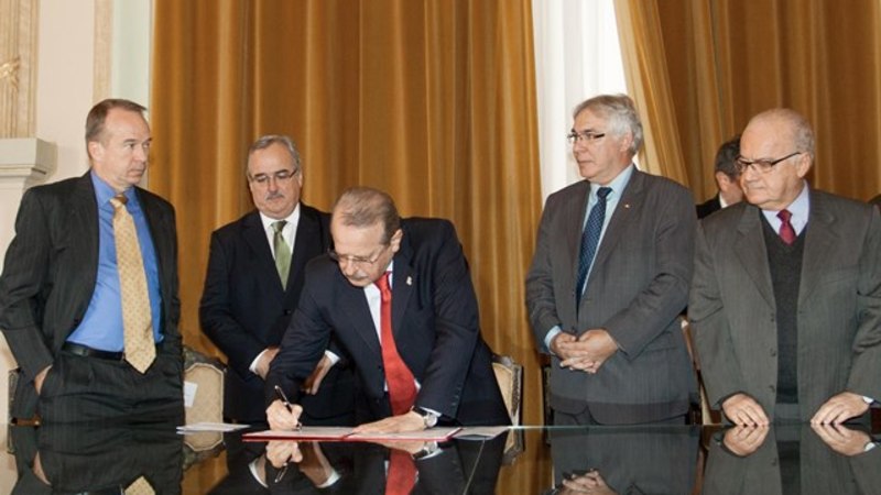 2013061215544512-06-mpx-assinatura-protocolo-investimentos-credito-caco-argemi.jpg